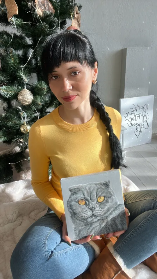 Антонина Павлик держит портрет серой кошки